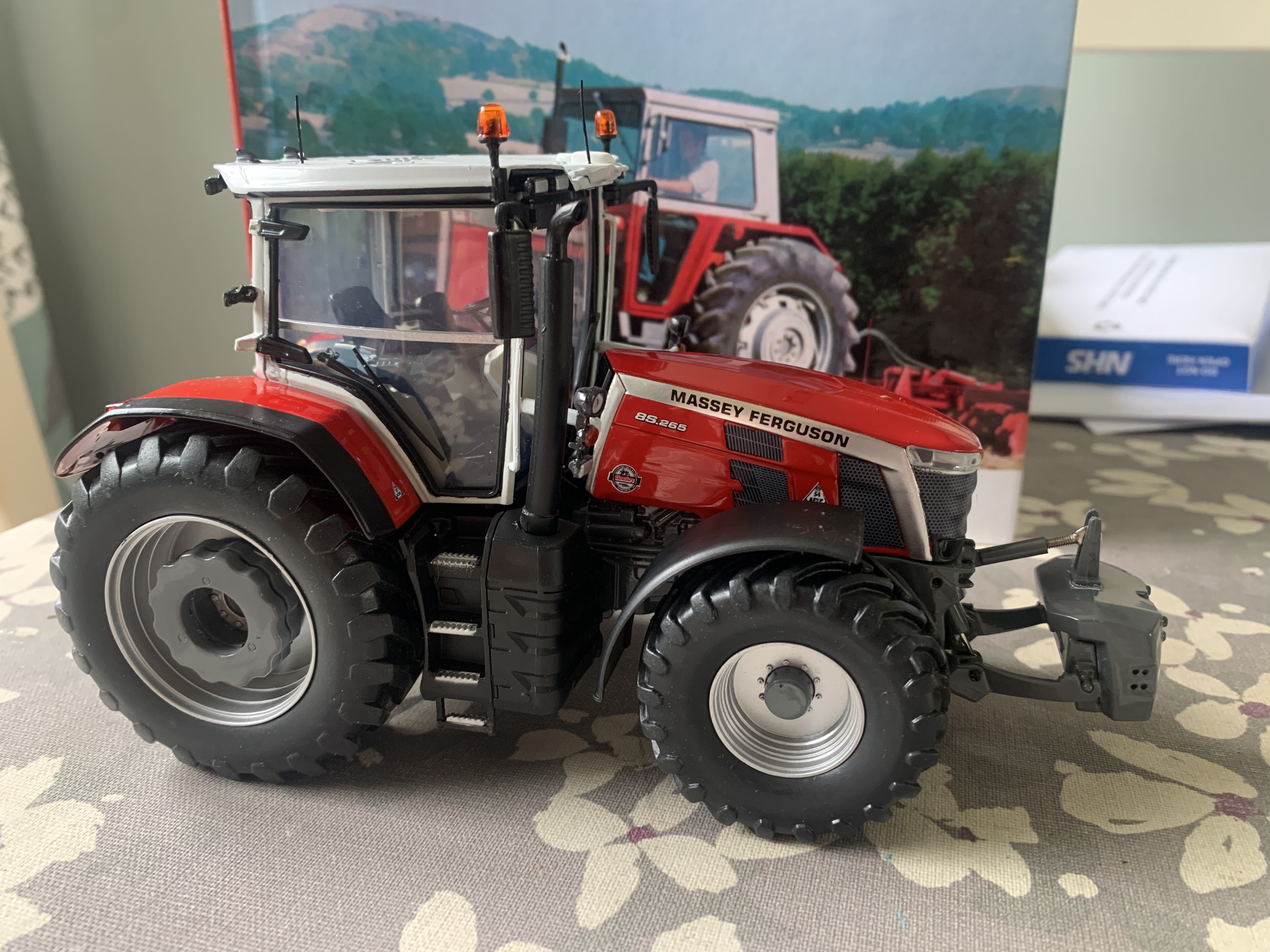 Massey Ferguson 8S.265 1/32 マッセイファーガソン MASSEY FERGUSON: Massey Ferguson 8S.265 – 1:32 Scale Model