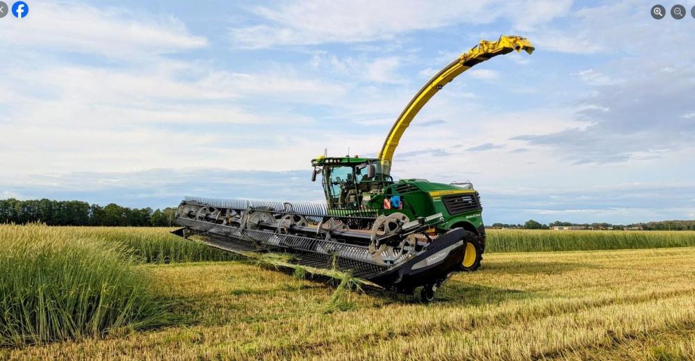 John Deere 9900 MacDon.jpg