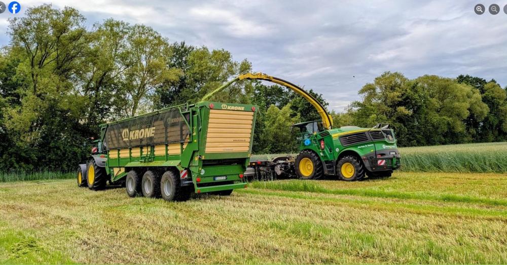 John Deere 9900 MacDon 2.jpg